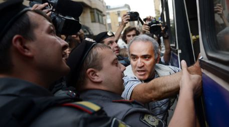 Kasparov siendo escoltado por polícias luego de su detención. AFP  /