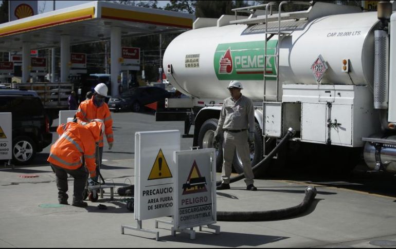 Según dice el mandatario estatal, el sábado en Jalisco se recibirá al menos el doble de la gasolina que ha estado llegando desde el inicio del operativo en el combate al huachicol. EL INFORMADOR / ARCHIVO