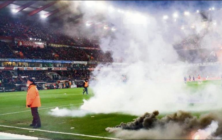 El humo de los fuegos pirotécnicos provocó que el árbitro parara el partido. @Standard_RSCL