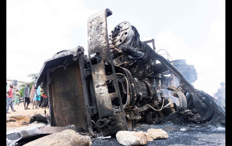 El accidente ocurrió cuando los frenos del camión fallaron y el conductor perdió el control en plena carretera. AFP/H. Yahaya