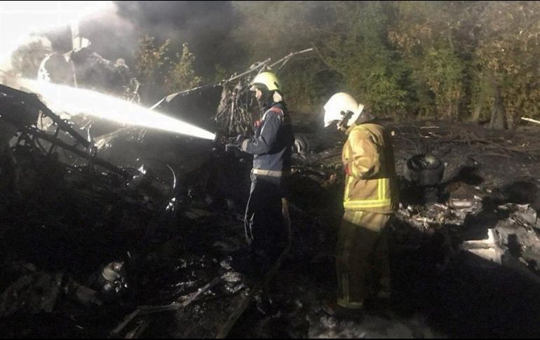 El avión se estrelló hacia las 20:50 locales, a dos kilómetros del aeropuerto militar de Chugev. EFE/State Emergency Service of Ukraine press service