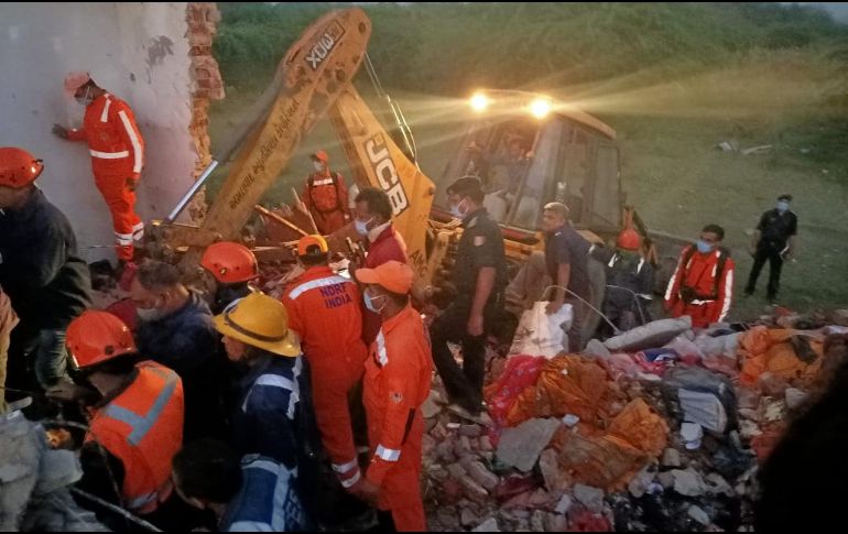 Parte del almacén colapsó, por lo que las labores de los cuerpos de rescate se extendieron durante varias horas. TWITTER/@6NDRFVADODARA
