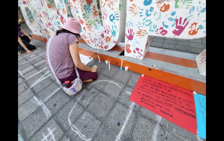 Luego del mensaje las asistentes llevaron a cabo distintas pintas con gises de colores en una manifestación silenciosa. EL INFORMADOR/R. BOBADILLA