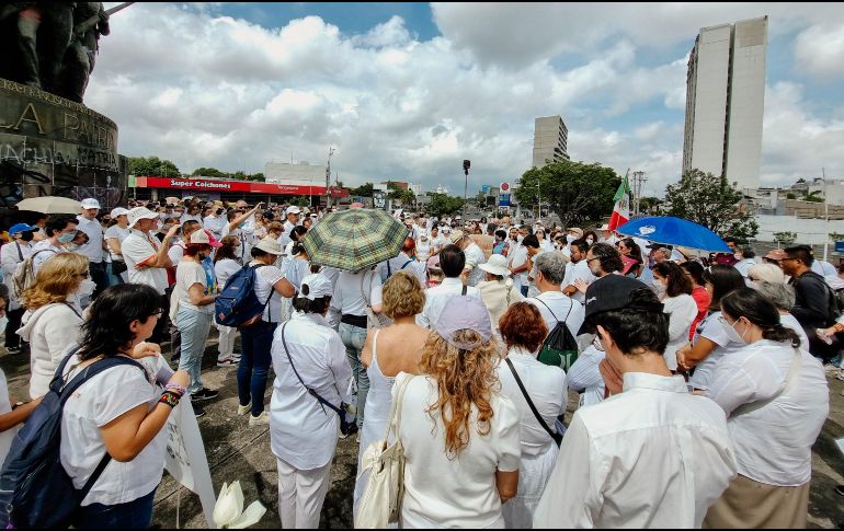 Los manifestantes que caminaron por todo avenida La Paz hasta llegar a la glorieta de avenida Chapultepec y Niños Héroes, traían entre sus manos flores en color blanco, veladoras y algunos carteles con desaparecidos. EL INFORMADOR/G. GALLO