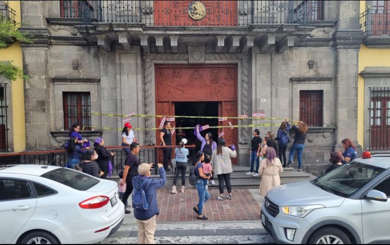 Las Paritaristas clausuraron los edificios del Ayuntamiento de Zapopan, la Comisaría Municipal del mismo municipio y Palacio de Gobierno. EL INFORMADOR / G. Gallo