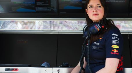 Hannah Schmitz es ingeniera en Mecánica por la Universidad de Cambridge e ingresó a Red Bull Racing como practicante. Ahora, es la jefa de estrategia de la escudería. ESPECIAL / Red Bull Content Pool