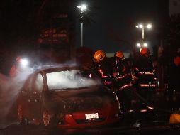 El martes pasado, durante los bloqueos en la ZMG, se viralizó un video donde se ve cómo una familia baja de su auto que terminó incendiado por criminales. EFE / ARCHIVO