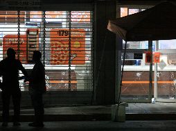 Integrantes de la Policía Estatal resguardan la tienda de pizzas en la que sucedió el ataque en Ciudad Juárez, Chihuahua. EFE / L. Torres