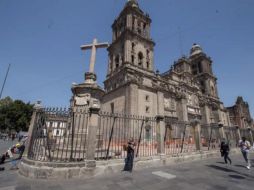 De acuerdo con los reportes oficiales, la Catedral de la Ciudad de México registró algunos desprendimientos en su interior tras el sismo de esta madrugada. FOTO: Naomi Antonio