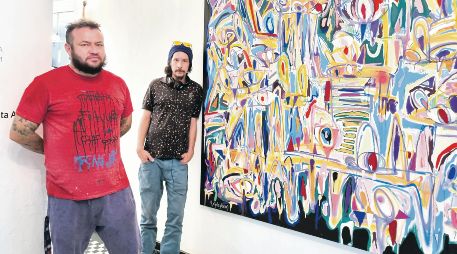 Los artistas Feng Villalpando (a la izquierda) y Roberto Morleghem. ESPECIAL