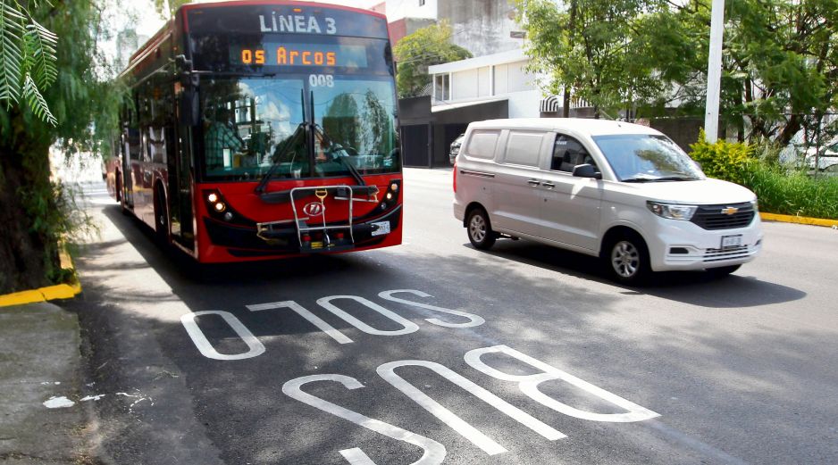 Las unidades del transporte público y los vehículos no motorizados podrán usar el carril confinado. EL INFORMADOR/A. Camacho
