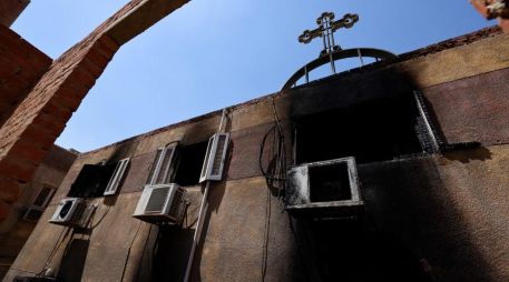 El incendio, cuyo origen aún no se ha determinado, ocurrió en la iglesia Abou Sifine del barrio popular de Imbaba. AFP / K. Desouki