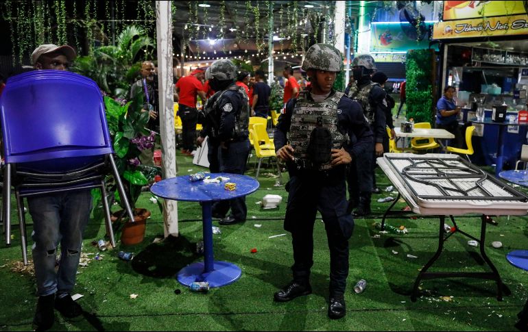 Los policías desplegados en el lugar se negaron a dar información a los periodistas sobre detalles del incidente. AFP / R. Cisneros