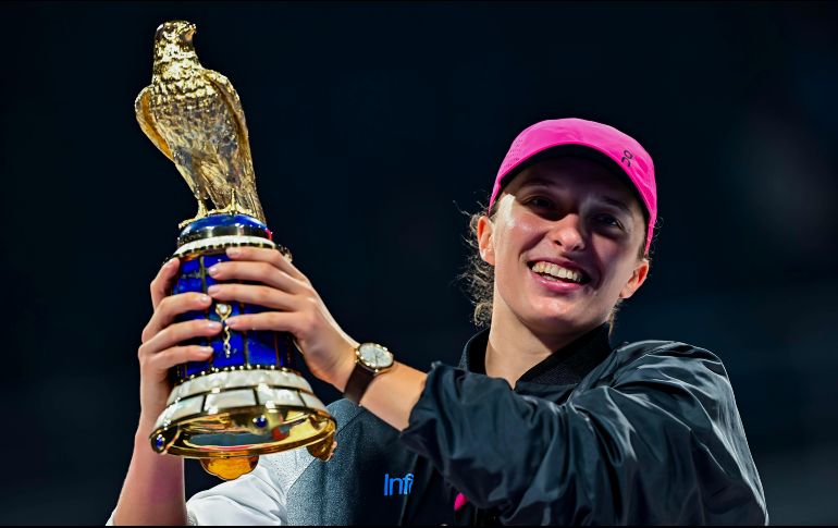 Iga Swiatek posa con el trofeo tras ganar la final individual femenina del torneo de tenis Abierto de Qatar, en Doha. EFE/EPA/N. Thekkayil