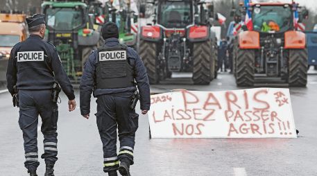 Agricultores franceses mantienen barricadas como parte de protestas a nivel nacional convocadas por varios sindicatos sobre salarios, impuestos y regulaciones del sector. AFP