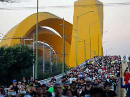 Esta edición del Medio Maratón de Guadalajara reunió a más de 21 mil corredores que recorrieron las principales vialidades del AMG. EFE / F. Guasco