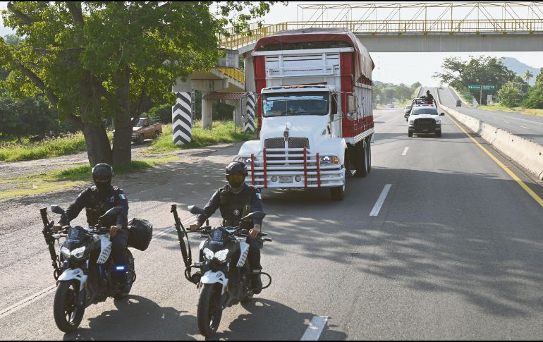 El aumento de los robos en las carreteras del país ha provocado que elementos de seguridad escolten a los transportistas para evitar que los detengan miembros de la delincuencia organizada. AFP