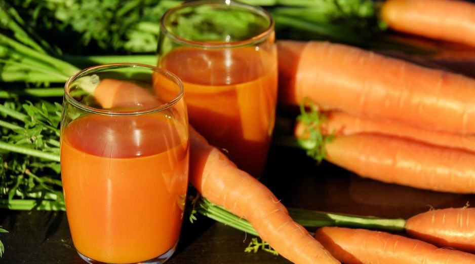 El jugo de zanahoria contiene cantidades elevadas de vitaminas y minerales que aportan en el correcto funcionamiento del organismo. ESPECIAL/Foto de Couleur en Pixabay