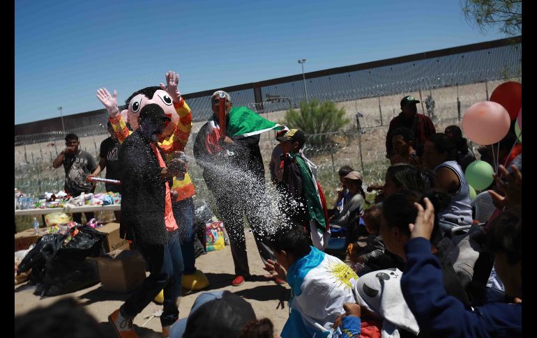 El colectivo Ángeles Mensajeros de Ciudad Juárez festeja el Día del Niño en el Río Bravo. EFE/C. Torres.