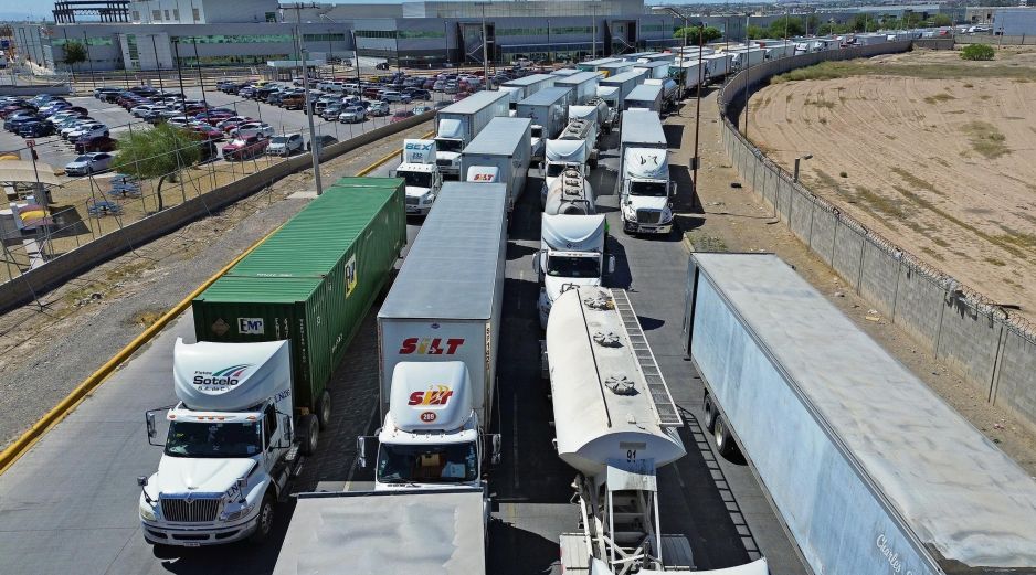 Filas de camiones en espera para cruzar hacia Estados Unidos. EFE