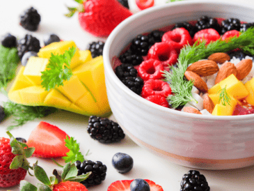 No todas las frutas presentan el mismo nivel de azúcar, lo que podría influir en tu peso si se consumen en exceso. ESPECIAL/Canva
