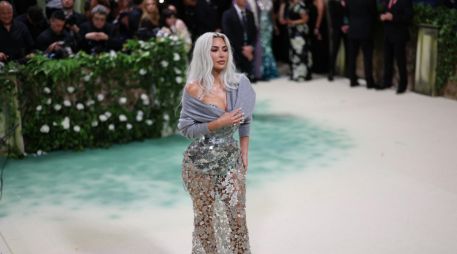 Kim Kardashian se robó todas las miradas con este ajustado vestido que acentuaba su mini cintura. EFE/ Justin Lane