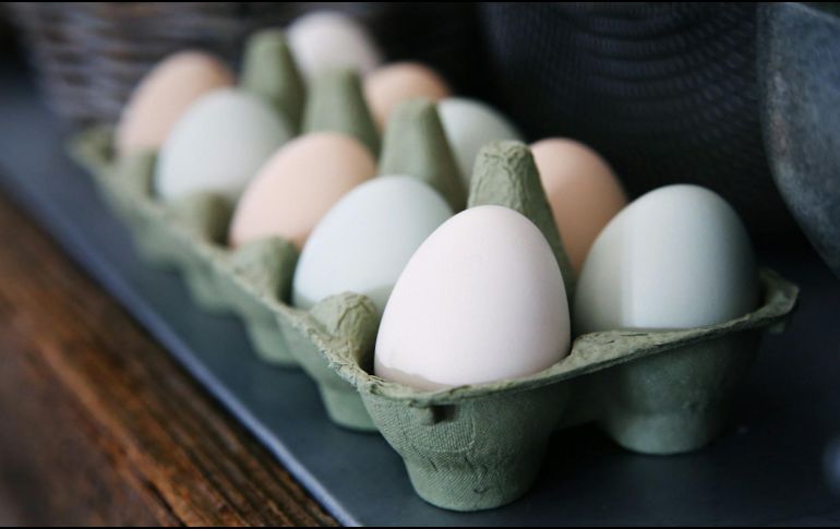 En la infancia, vimos a nuestras madres agregar huevos crudos a los chocomiles o licuados que nos daban por las mañanas con el pretexto de que nos aportaban vitaminas. ESPECIAL / Foto de Caroline Attwood en Unsplash