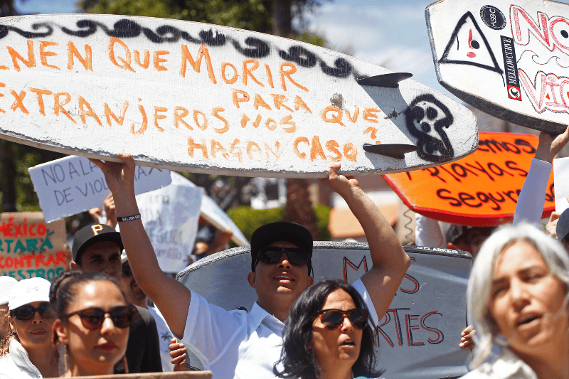 MEX7042. ENSENADA (MÉXICO), 08/05/2024.- Personas se manifiestan para exigir justicia por el asesinato de tres surfistas extranjeros. EFE/ A. Zepeda 