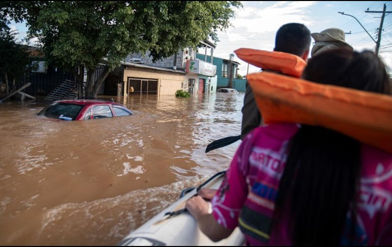 En Porto Alegre las aguas comienzan a menguar tras dos días sin lluvias. ESPECIAL / AFP