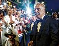 El actor estadounidense Kevin Costner se reúne con sus fans después de la proyección de la película “Horizon: An American Saga” en la 77ª edición del Festival de Cine de Cannes. AFP