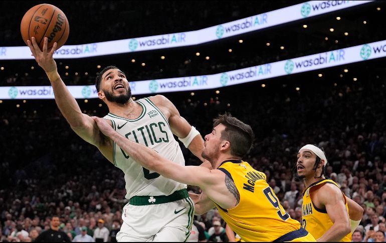 Jayson Tatum sumó 36 puntos anoche, 10 de ellos en el tiempo extra para llevar a los Celtics al triunfo en el inicio de la final de la Conferencia Este. AP/C. Krupa
