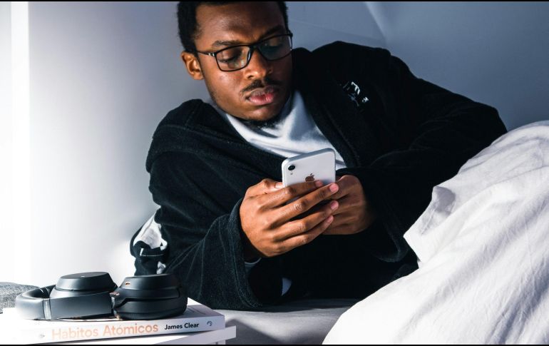 Usar el celular antes de dormir significa un riesgo latente para los usuarios. UNSPLASH / N. FERNANDES