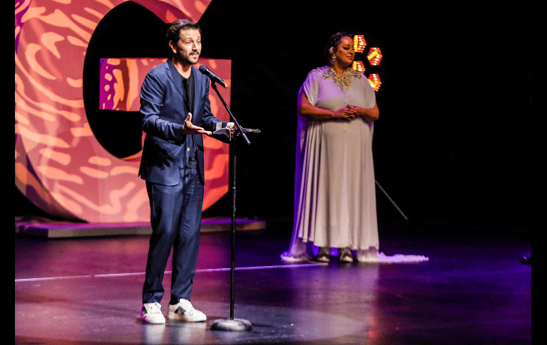 El primero en subir al escenario durante la clausura, fue el actor, director y productor mexicano Diego Luna, quien recibió el Premio Mayahuel de Plata por sus 35 años de trayectoria. EL INFORMADOR/ A. Navarro.