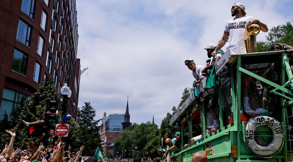 Los Celtics transitaron las calles de Boston a bordo de botes anfibios que dan servicio turístico. EFE/C. Gunther