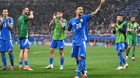 Un gol tardío de Zaccagni logró que la Italia campeona de Europa en 2021 logrará clasificar como segundo del Grupo B. EFE/ D. Zennaro.