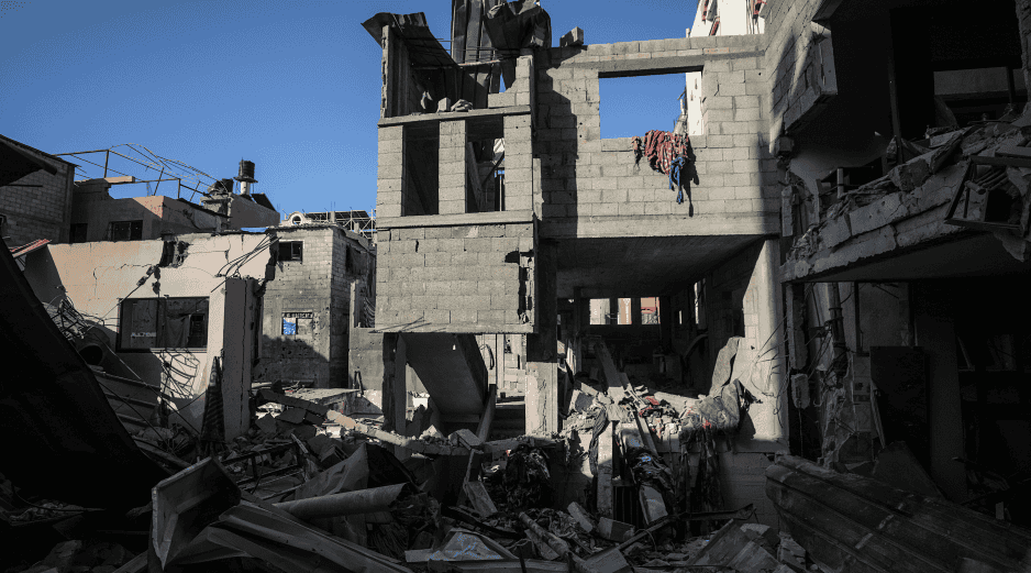 Casa destruida durante la noche en el campamento de refugiados de Maghazi, en la Franja de Gaza el 25 de junio del 2024. EFE / Fotografía de M. Saber