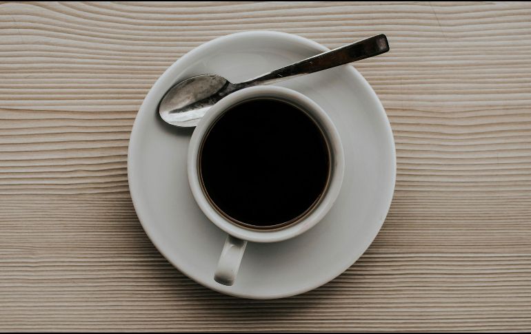 La cafeína, el principal componente activo del café, es un estimulante que bloquea los efectos de la adenosina, un neurotransmisor que promueve el sueño. Pexels