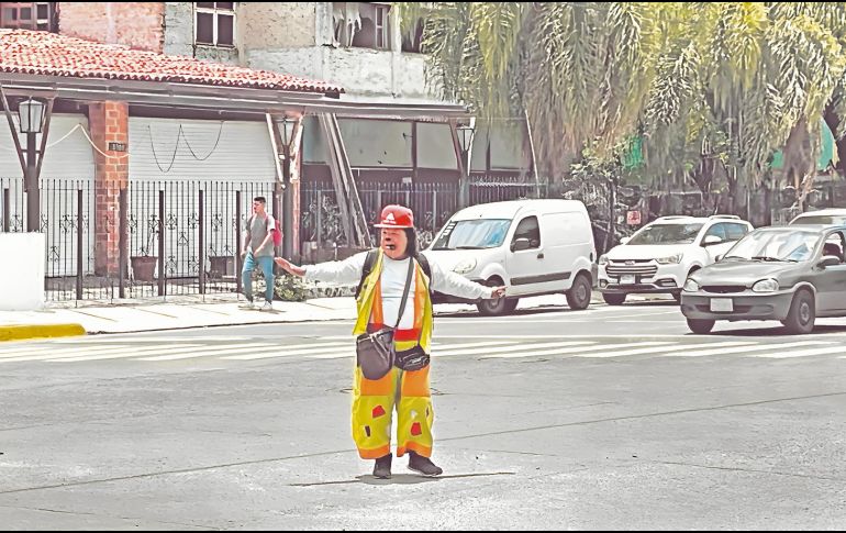 Los semáforos de Patria y Tabachines estuvieron apagados tras las lluvias, pero un actor callejero se encargó de dirigir el tráfico ante la ausencia de los policías viales. CORTESÍA/ TRÁFICO ZMG