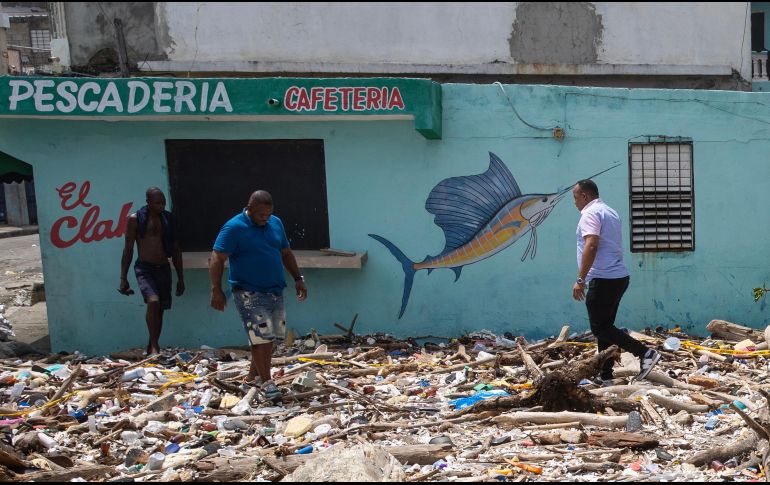 Las islas por donde ha pasado Beryl han sufrido, además de pérdidas humanas y daños materiales, la suma de basura arrojada por el fenómeno. EFE/O. Barría