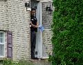 Un miembro del Departamento de Policía de Florence, Kentucky, frente a la puerta de una casa que fue escenario de un tiroteo, el sábado 6 de julio de 2024, en Florence, Kentucky. (AP Foto/Carolyn Kaster)